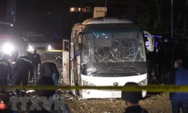 Lực lượng chức năng điều tra tại hiện trường vụ đánh bom xe khách ở quận Haram, tỉnh Giza, Ai Cập tối 28/12/2018. Nguồn: AFP/TTXVN.