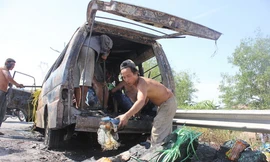 Lại cháy xe du lịch 16 chỗ