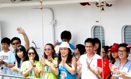 Bạn trẻ kiều bào lên tàu rời đất liện Ảnh: MXT