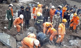 Đội cứu hộ tìm kiếm nạn nhân vụ lở đất hôm 12-1