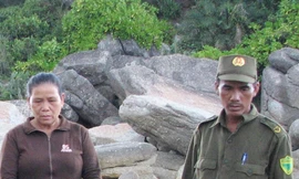 Công an xã Bình Thuận và người dân tại chân núi Vách Thành - nơi xuất hiện quái thú... heo rừng xổng chuồng