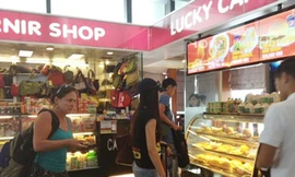 Sân bay Nội Bài áp giá trần cho mỳ, phở, nước tinh khiết