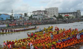 Tưng bừng Festival đua ghe Ngo lần đầu