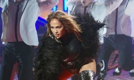 Jennifer Lopez lại ‘thiêu đốt’ sân khấu bằng trang phục sexy