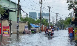 Nhiều tuyến đường TPHCM ngập nặng sau cơn mưa