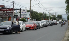 Dòng xe kẹt cứng hàng km chờ qua phà Cát Lái vào TPHCM