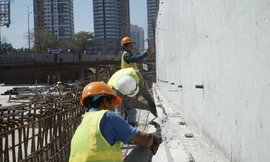 Công nhân đội nắng, thi công xuyên Tết ở dự án nút giao thông hơn 3.400 tỷ đồng 