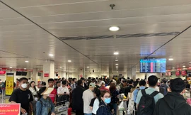 Sân bay Tân Sơn Nhất chật kín người về quê đón Tết 