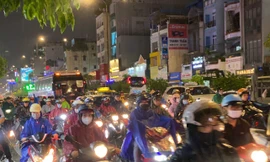 TPHCM mênh mông nước, kẹt xe khắp nơi sau mưa lớn trái mùa