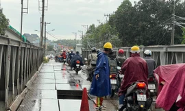 Xuất hiện 'hố tử thần' giữa cầu sắt ở TPHCM