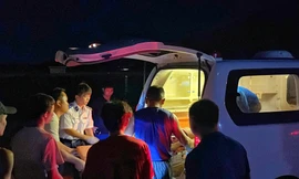 Cảnh sát biển ứng cứu ngư dân bị ngạt khí dưới hầm cá