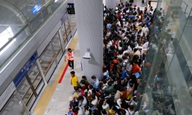 Khách vô tư cởi đồ 'sống ảo', dắt thú cưng đi dạo metro TPHCM