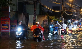 TPHCM: Mưa lớn như trút nước, đường phố, hầm chui ngập úng, xe 'chết máy' la liệt 