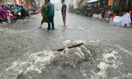 Nguyên nhân bung nắp hố ga trong cơn mưa lớn ở khu vực chợ Thủ Đức 