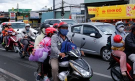 Người dân lỉnh kỉnh đồ đạc đổ về TPHCM sau kỳ nghỉ 2/9 