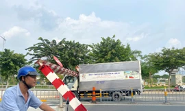 Xe tải tông đổ thanh giới hạn chiều cao trước hầm chui Phạm Văn Chí 