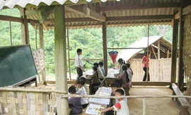 Năm 2003, Chính phủ phát hành 4.000 tỷ đồng trái phiếu xóa trường tạm, năm 2008 phải trả 7.000 tỷ đồng (cả gốc và lãi). Trong ảnh. Một ngôi trường tạm ở vùng cao. Ảnh: TL