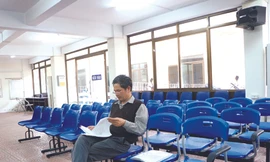 Công sở vắng hoe, đền chùa đông nghẹt