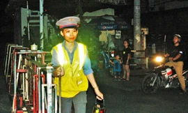 Đoan cho biết cô thức trắng 10-15 đêm mỗi tháng để đẩy chắn tàu. Ảnh: Trần Nguyễn Anh.