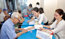 Tiến tới bảo hiểm toàn dân, cho mọi người dân khi về già được hưởng bảo hiểm, có mức sống ổn định. Ảnh: Hồng Vĩnh.