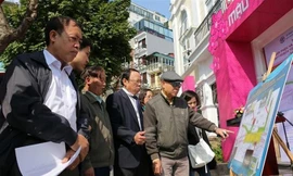 Người dân Thủ đô tham quan, đóng góp ý kiến về quy hoạch nhà ga C9. Ảnh: Duy Phạm.