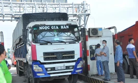 Xe qua trạm BOT Cần Thơ - Phụng Hiệp. Ảnh: Hòa Hội.