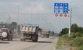 Tuyến đường tránh Tp. Biên Hòa có mật độ xe ben chở đá lưu thông dày đặc.