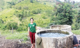 Nước suối chảy về nhà Y Ngăng. Ảnh: TH