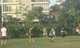 'Sân bóng' bên hồ Tây