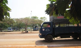 Học viên lái xe hạng C đang tập lái.