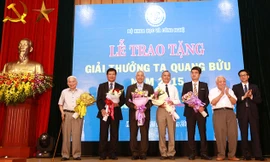 Phó Thủ tướng Chính phủ Vũ Đức Đam, GS Hoàng Tụy, GS.VS Nguyễn Văn Hiệu tặng hoa cho các nhà khoa học nhận giải năm nay