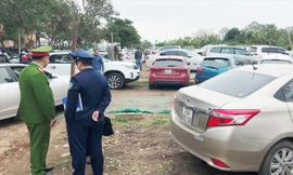 Tại thời điểm tổ công tác liên ngành Hà Nội có mặt sáng 23/2 , bãi xe không phép (vị trí tổ liên ngành đứng) tại phố Đặng Thai Mai vào Phủ Tây Hồ vẫn hoạt động nhộn nhịp. Ảnh: A.Trọng.