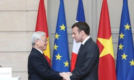 Tổng Bí thư Nguyễn Phú Trọng và Tổng thống Pháp Emmanuel Macron sau Lễ ký kết một số văn bản hợp tác giữa hai nước. Ảnh: TTXVN.