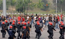 Quân đội Malaysia tập chống bạo loạn