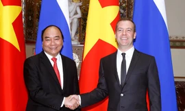 Thủ tướng Nga Dmitry Medvedev đón Thủ tướng Nguyễn Xuân Phúc. Ảnh: TTXVN