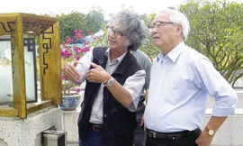 KTS Lê Hiệp đang trình bày với Thủ tướng Võ Văn Kiệt về ý nghĩa của tượng đài Bắc Sơn ở quảng trường Ba Đình Hà Nội