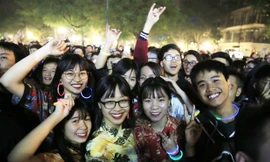 Các bạn trẻ đón năm mới 2017 tại Nhà Hát Lớn Hà Nội. Ảnh: Hồng Vĩnh