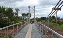 Cầu thôn 8, xã Ea Wer.