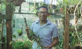 Anh Nguyễn Văn Cảnh bên loài lan mới phát hiện.