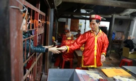 Phát ấn đền Trần. Ảnh: Như Ý.