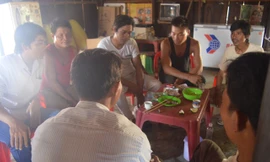 Trong khi vợ leo núi làm rẫy, chồng ở nhà ăn nhậu.