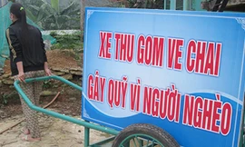 Thu gom ve chai, rác thải giúp người nghèo. Ảnh: Kim Hương 