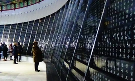 Bức tường ghi danh tính các nạn nhân trong thảm sát Jeju.