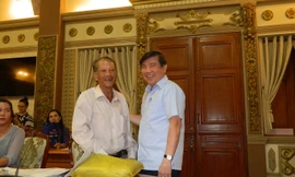 Ông Nguyễn Thanh Giảng xúc động cám ơn Chủ tịch UBND TPHCM Nguyễn Thành Phong sau khi vụ việc được giải quyết. Ảnh: H.T