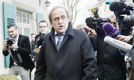 Ông Michel Platini trong vòng vây báo chí khi tới buổi điều trần của CAS hôm 9/12. Ảnh: Skysports