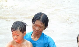 Bể bơi tự chế của bà Thia.