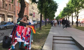 Một người bán hàng rong trên đường phố Moscow. Do quy định, người bán hàng rong trên phố thường không đủ điều kiện để được kinh doanh những sản phẩm có nhãn mác hoặc hình ảnh World cup 2018. Ảnh N.P.