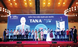 Khách hàng uống nước tinh khiết từ Máy lọc nước RO Tân Á Đại Thành.