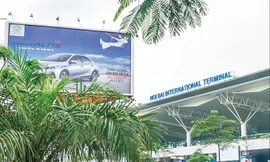 Biển quảng cáo tại cảng hàng không Nội Bài.