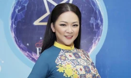 Ca sỹ hải ngoại Như Quỳnh trong áo dài hơi hướng “Cô Ba”.